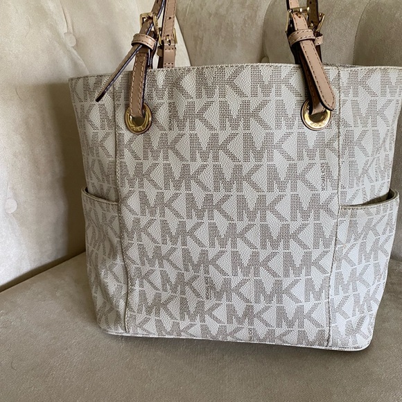 Michael Kors Jet Set Tote - Picture 2 of 8
